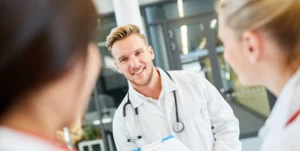 beitragsbild-welche-versicherung-als-assistenzarzt
